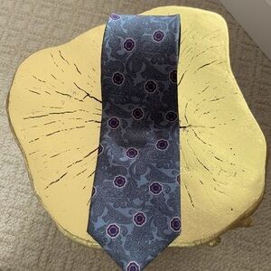 Jones New York Men’s Tie. 100% Silk. Paisley Pattern w/ Navy & Burgundy Accents